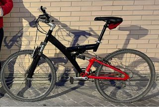 Bicicleta de montaña negra y roja