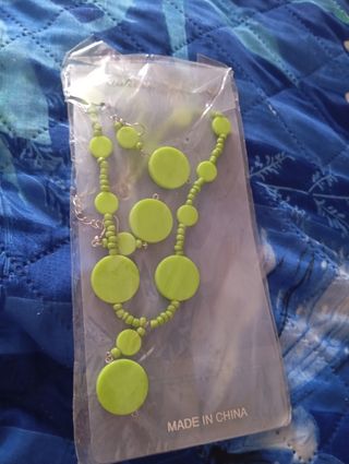 Set 2 collane con perle e dischi bianchi