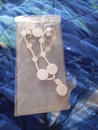 Set 2 collane con perle e dischi bianchi