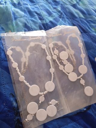 Set 2 collane con perle e dischi bianchi