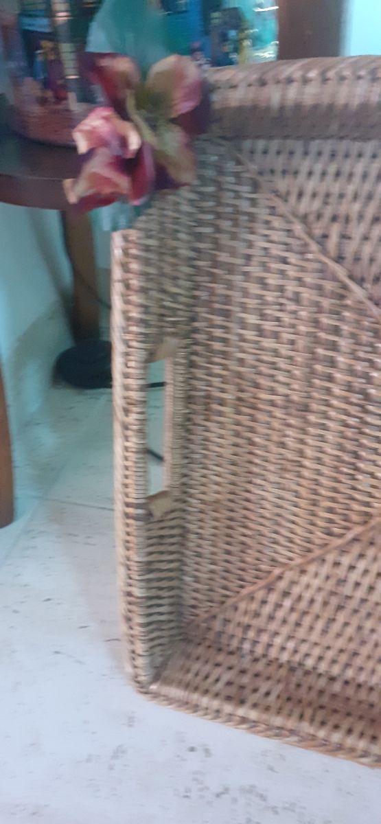 Cesta de rafia con asas y flores y cesto con flore