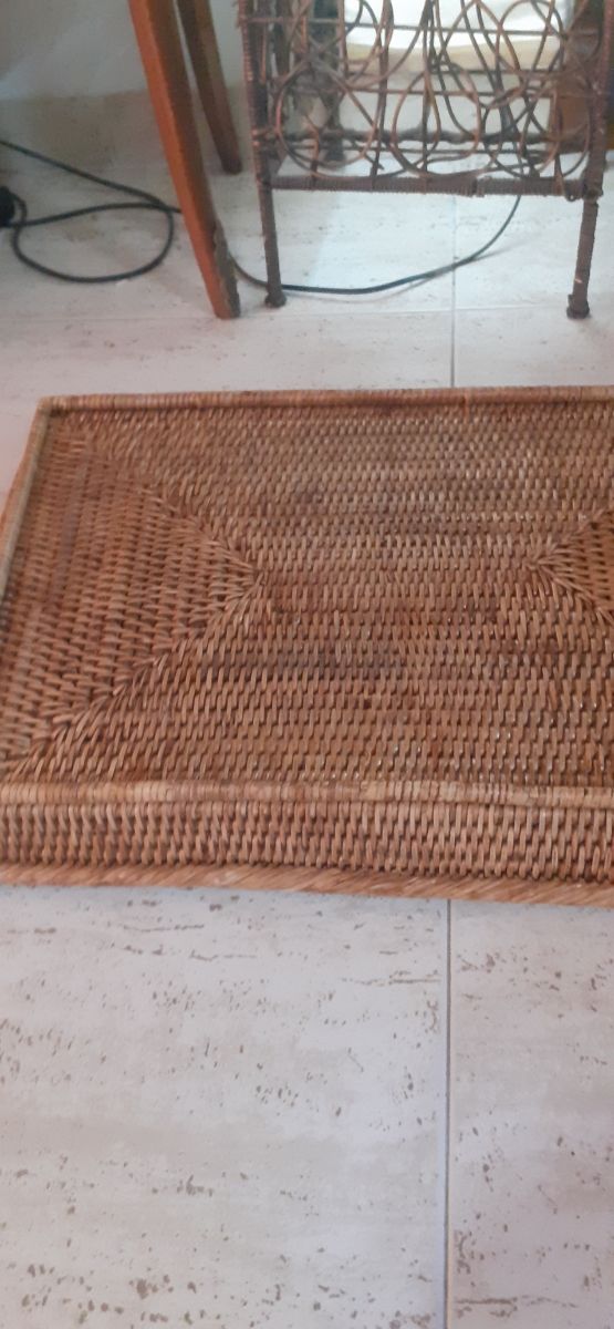 Cesta de rafia con asas y flores y cesto con flore