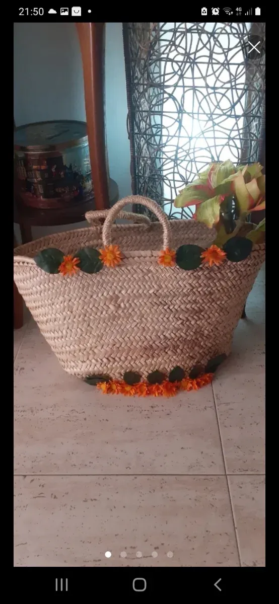Cesta de rafia con asas y flores y cesto con flore