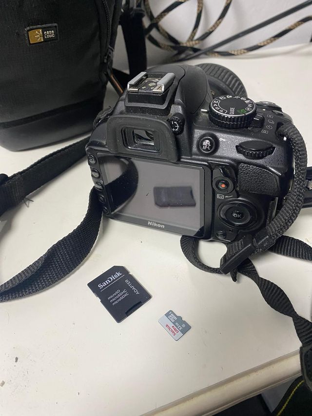 Cámara Nikon D3100 + Funda + Tarjeta SD