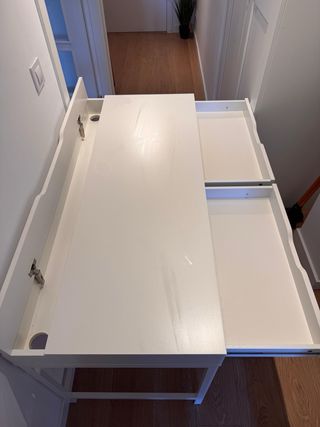 Mesa de escritorio blanca