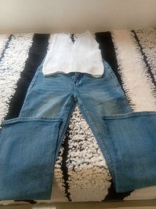 Pantalones vaqueros y top blanco
