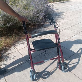 Andador 4 ruedas con asiento, cesta y frenos 