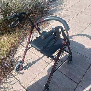 Andador 4 ruedas con asiento, cesta y frenos 
