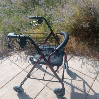 Andador 4 ruedas con asiento, cesta y frenos 