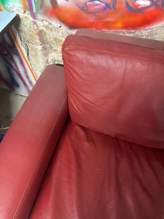 Sofá de piel rojo