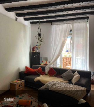 Sofá gris y cojines rojos