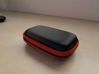 Funda estuche SanDisk negra y naranja 