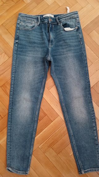 Pantalón vaquero azul.
