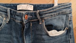 Pantalón vaquero azul.
