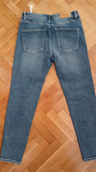 Pantalón vaquero azul.
