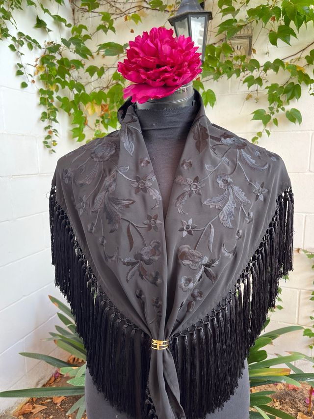 Mantoncillo negro bordado con flecos