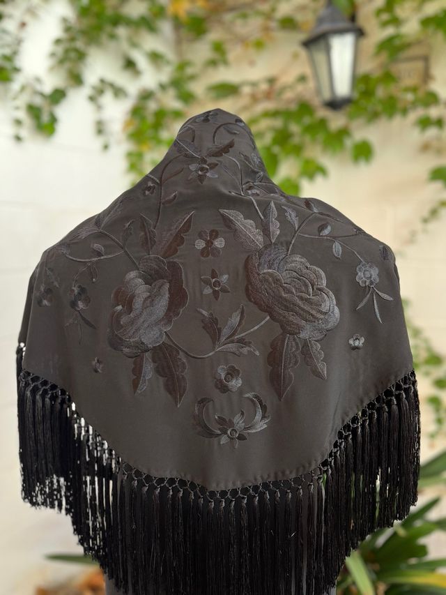 Mantoncillo negro bordado con flecos