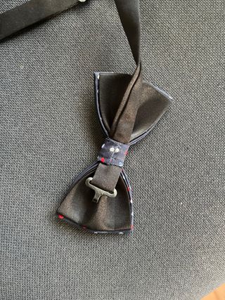 Pajarita azul con lunares multicolores