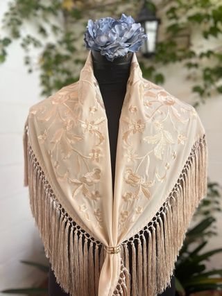 Mantoncillo beige con bordados y flecos