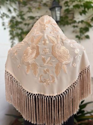 Mantoncillo beige con bordados y flecos