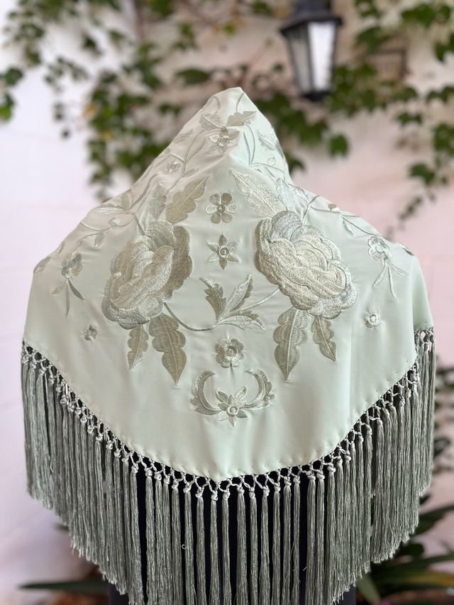 Mantoncillo bordado verde con flecos