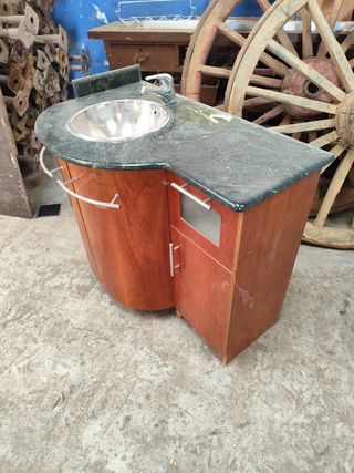 Mueble lavabo de madera y mármol