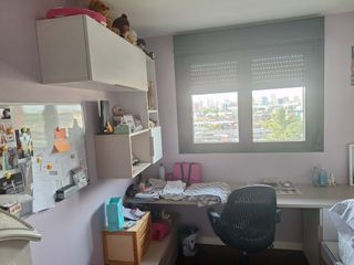 Cama con escritorio. En muy buen estado