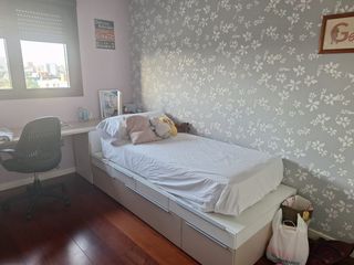 Cama con escritorio. En muy buen estado