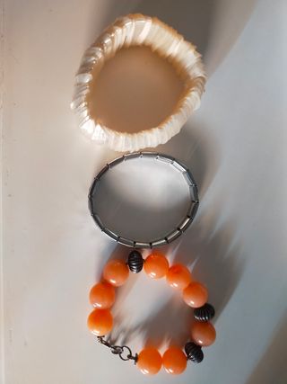 Tres pulseras plata, acero, nácar 