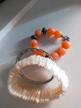 Tres pulseras plata, acero, nácar 