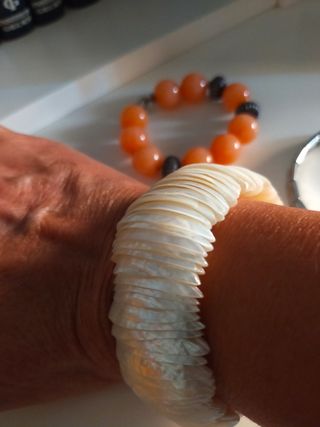 Tres pulseras plata, acero, nácar 