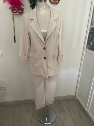 Traje de chaqueta beige, de poliéster/ viscosa.