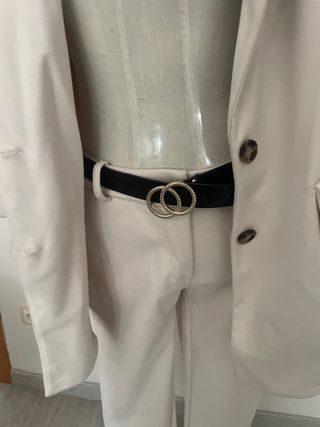 Traje de chaqueta beige, de poliéster/ viscosa.