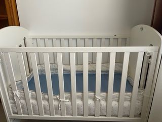 Cuna de madera con lateral abatible