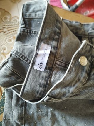 Conjunto de ropa azul y multicolor