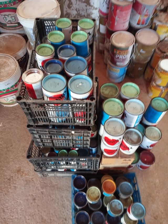 Lote pinturas Titanlux varios colores y tamaños.