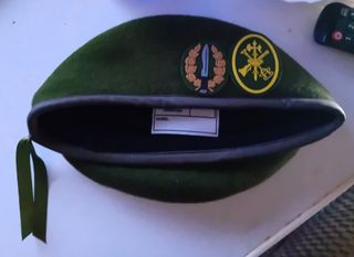 Boina verde militar con insignias de Boel