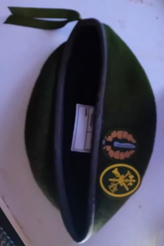 Boina verde militar con insignias de Boel
