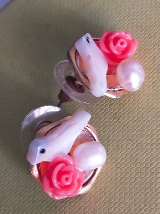 Pendientes nácar y metal con flor coral 