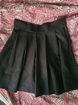 Falda plisada negra