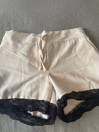 Pantalón corto beige con encaje negro