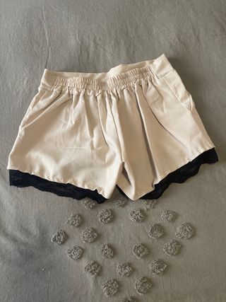 Pantalón corto beige con encaje negro