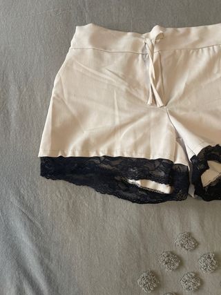 Pantalón corto beige con encaje negro