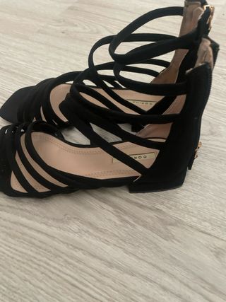 Sandalias de tiras negras