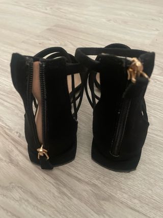 Sandalias de tiras negras