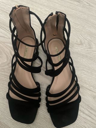 Sandalias de tiras negras