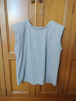 Camiseta gris con hombreras