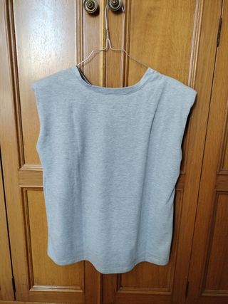 Camiseta gris con hombreras