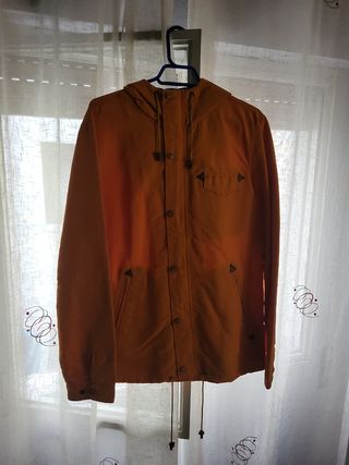 Chaqueta naranja con capucha