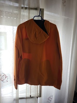 Chaqueta naranja con capucha